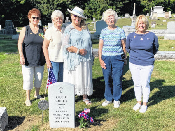 Fort GreeneVille DAR dedicates markers