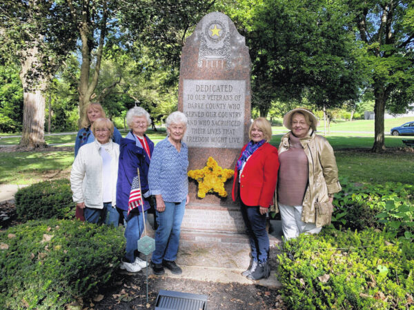 Wreath laid at Gold Star Mothers monument
